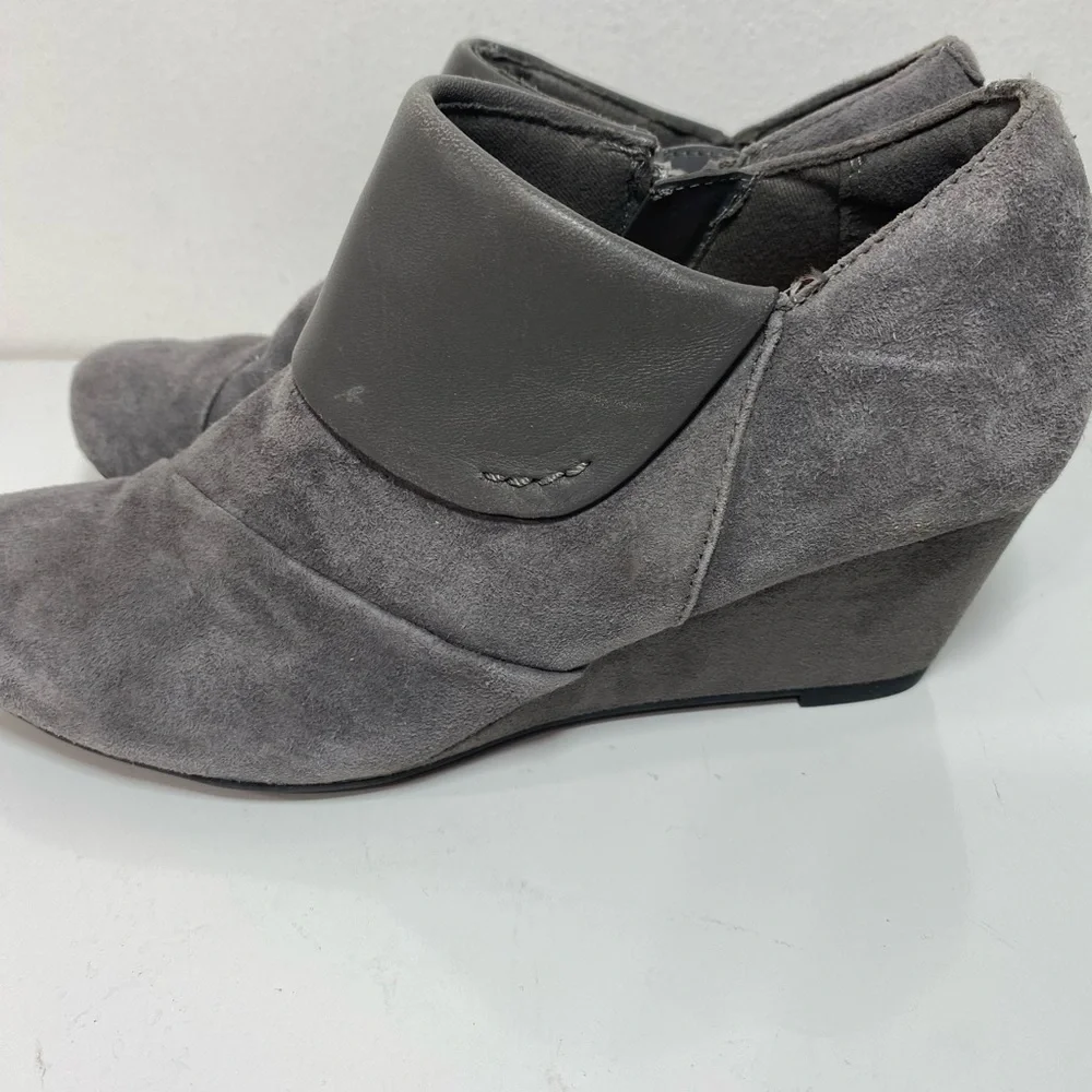 Clarks Women's Size 7 Suede Leather Side Zip Wedge Ankle‎ Boots Grey